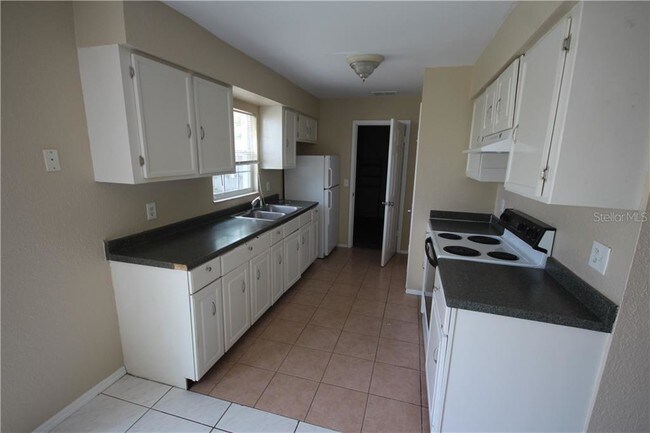Building Photo - 701 Royal Palm Dr