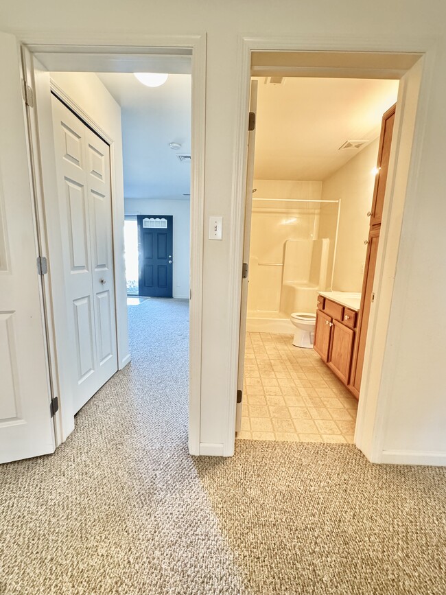 1st floor bedroom and en suite bathroom - 21 Wheatstone Ln