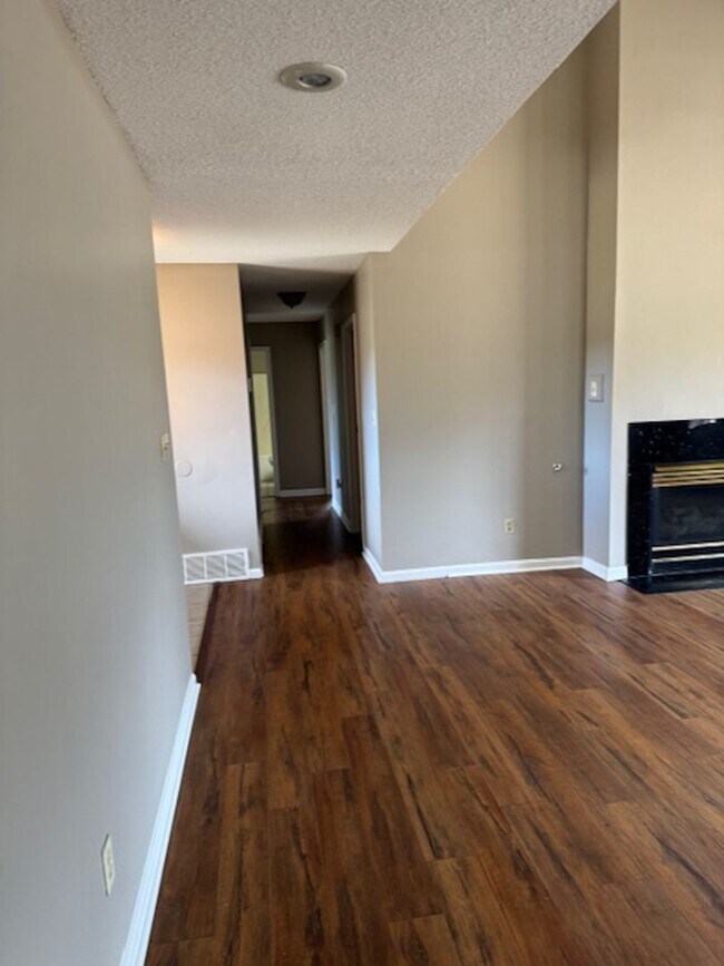 Building Photo - Renovated 3 Bedroom 2 Bath Home for Rent w...