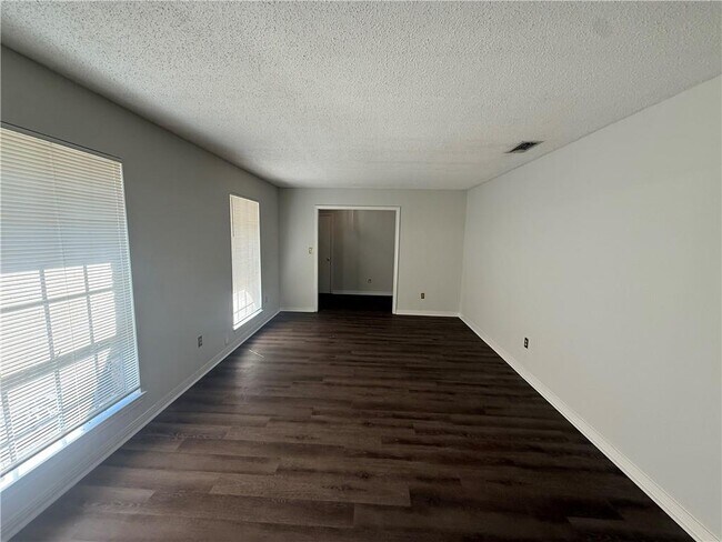Foto del edificio - 1513 Deerwood Dr E