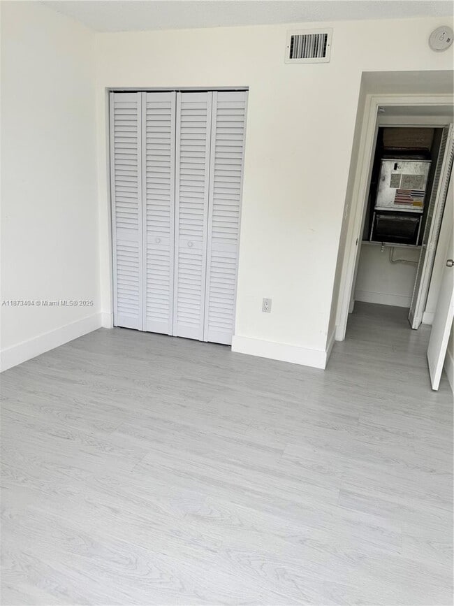 Building Photo - 9427 Fontainebleau Blvd