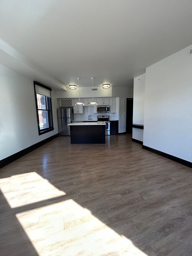 Foto del edificio - Luxury Downtown Living | Spacious 1-Bedroom 1-Bathroom Loft