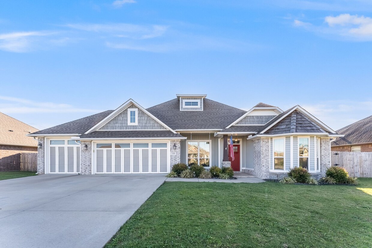 Foto principal - Welcome to this stunning 4-bedroom, 2-bath...