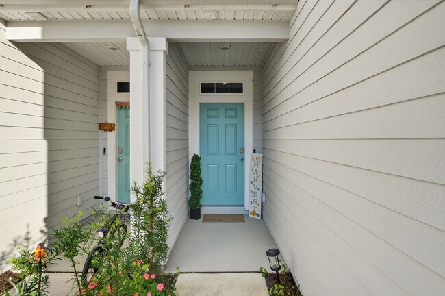 Building Photo - Better Than New!