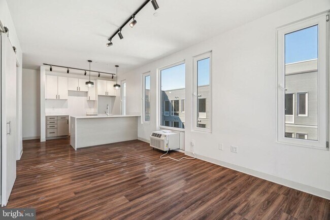 Building Photo - 4240 Chestnut St