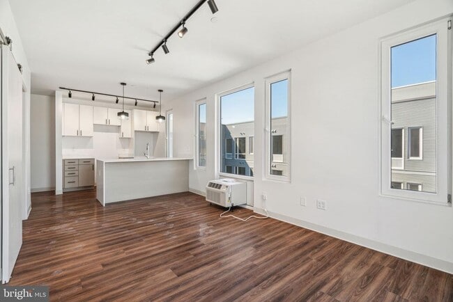 Building Photo - 4240 Chestnut St