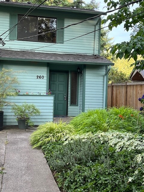260 entry - 260 3rd Ave NE