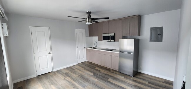 Building Photo - 750 N Hayworth-21