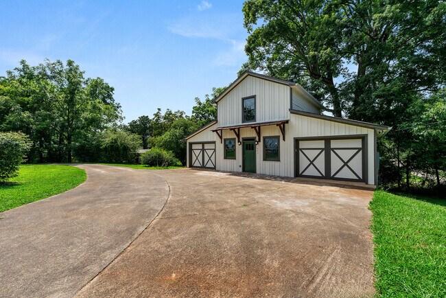 Building Photo - 953 W Shadburn Ave