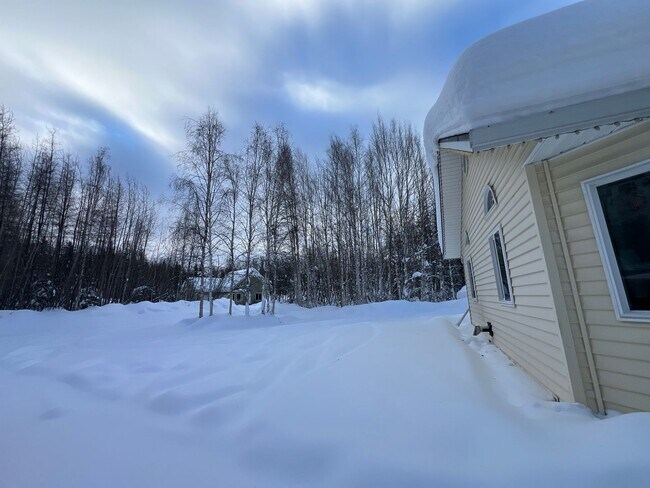 Foto del edificio - Dog-Friendly 3-Bedroom Home with Heat Included & 2-Car Garage in North Pole