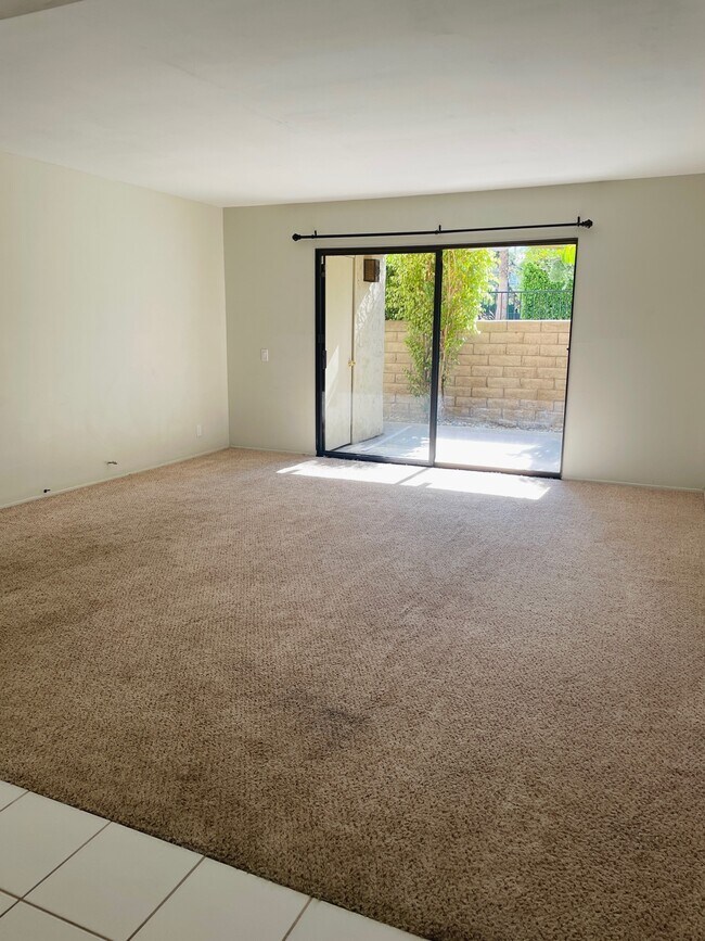 Spacious living room - 1421 N Sunrise Way