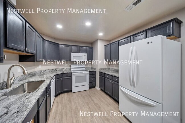 Building Photo - Updated  Mid-Level  3-bed Condo in Eagle M...