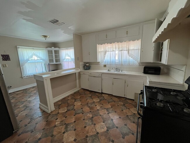 Building Photo - Charming 3-Bedroom Home in Prime Los Angel...