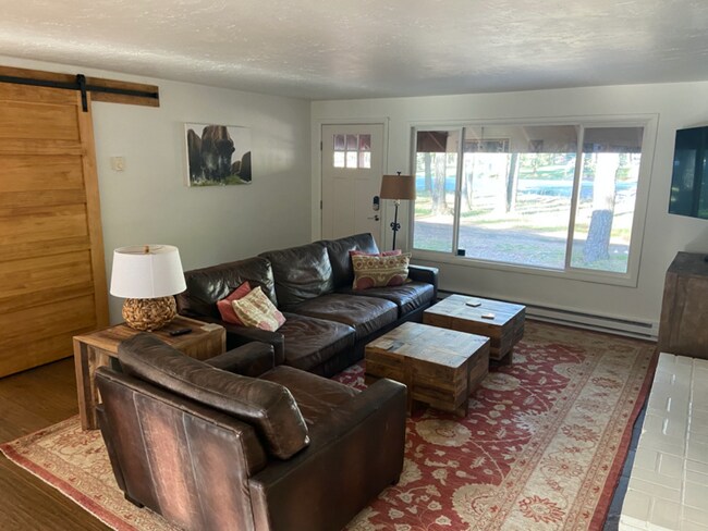 Building Photo - 2301 E Lakeshore Dr