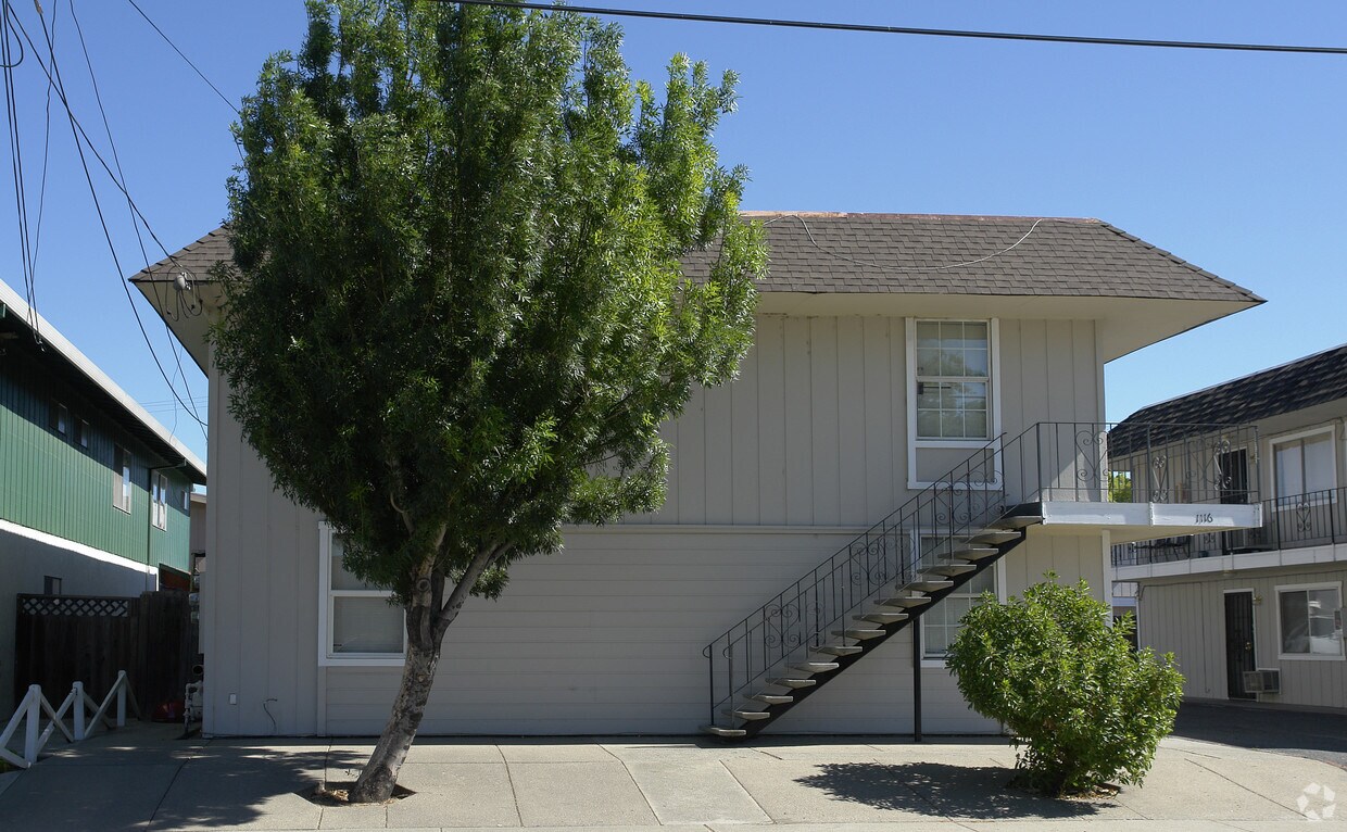 Building Photo - 1116 W 5th St