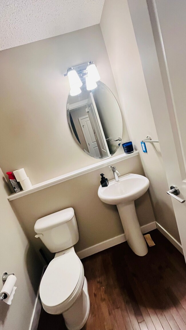 Building Photo - 5925 Anthony Cres SW