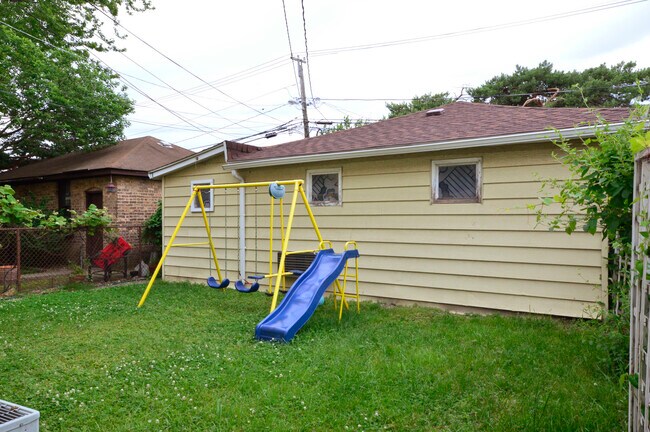 Building Photo - 5904 N Fairfield Ave