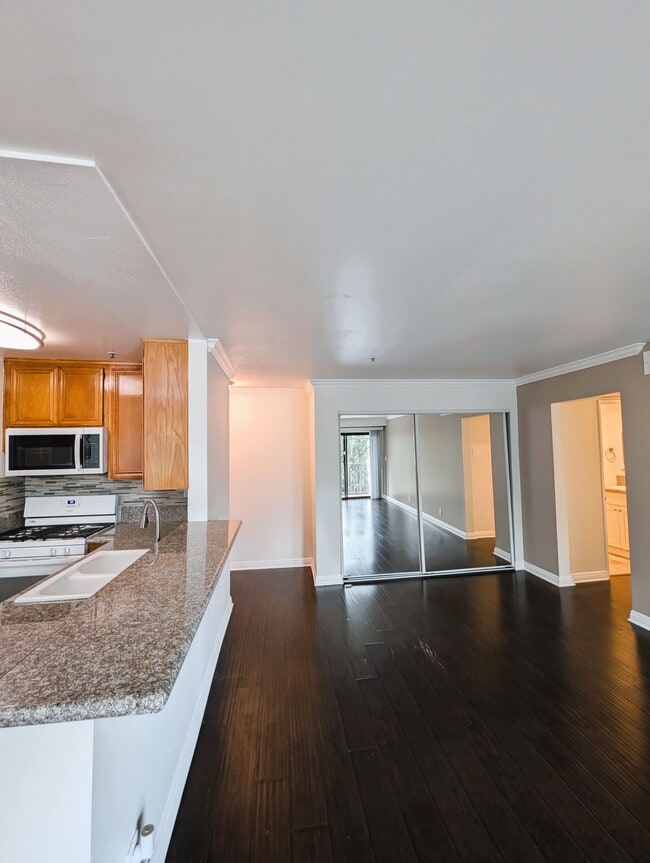 Building Photo - Camarillo Sunshine Apartments