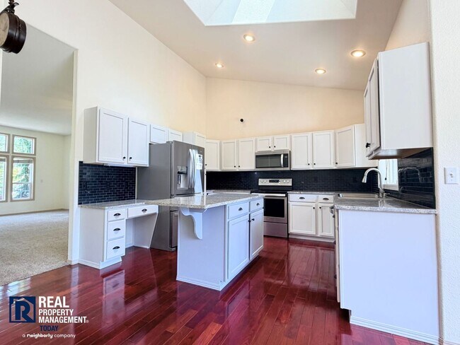 Foto del edificio - Beautiful 4BR Home Near Orting with Large Yard, Oversized Garage & A/C