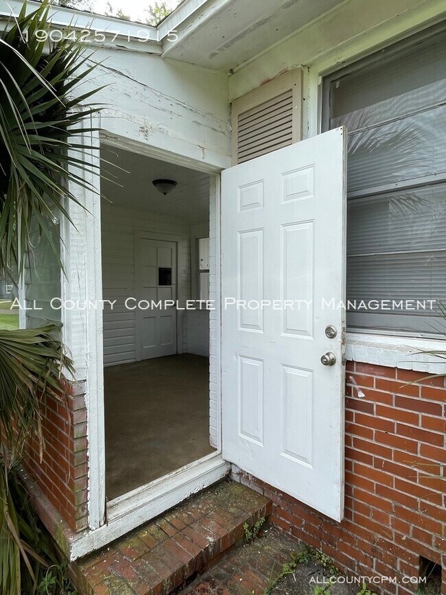 Building Photo - 8258 Lexington Dr