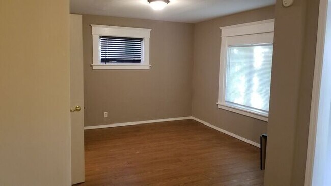 Building Photo - Cute STUDIO Apartment with laundry hookups
