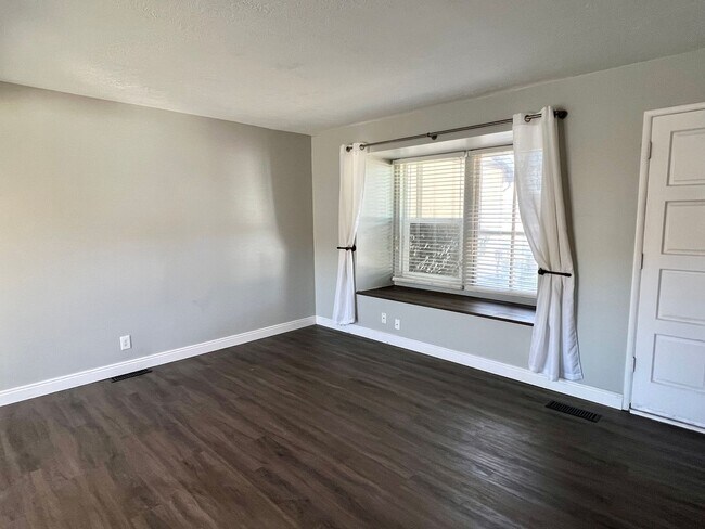 Building Photo - Rare find! Pristine townhome near Trax!