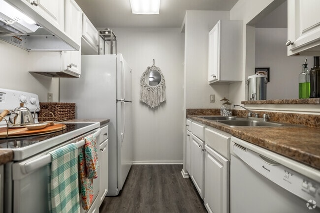 1BR, 1BA - 669SF - Kitchen - University Square Apartments