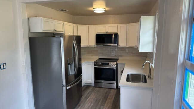 Foto del edificio - 3025 W 16th St