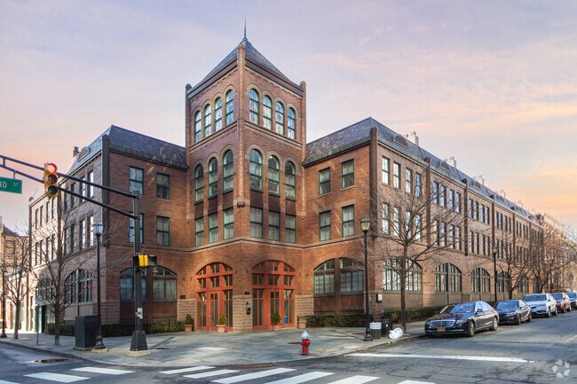 Building Photo - The Grand View