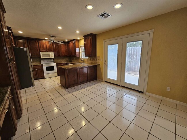 Building Photo - 6605 NW Willow Tree Cir