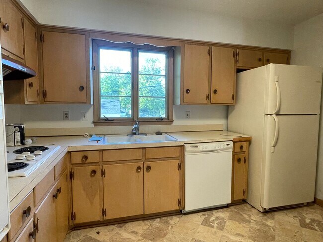 Foto del edificio - {731} Convenient Location + Full basement + 2 Car Tandem Garage