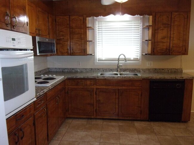 Foto del edificio - 3 Bedroom 2 Bath Beautifully Renovated Home in Lancaster