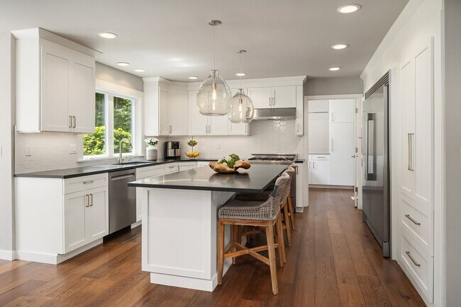 Building Photo - Remodeled 5 Bed Home w/ 3 Full & 2 Half Baths on 2.22 Private Acres