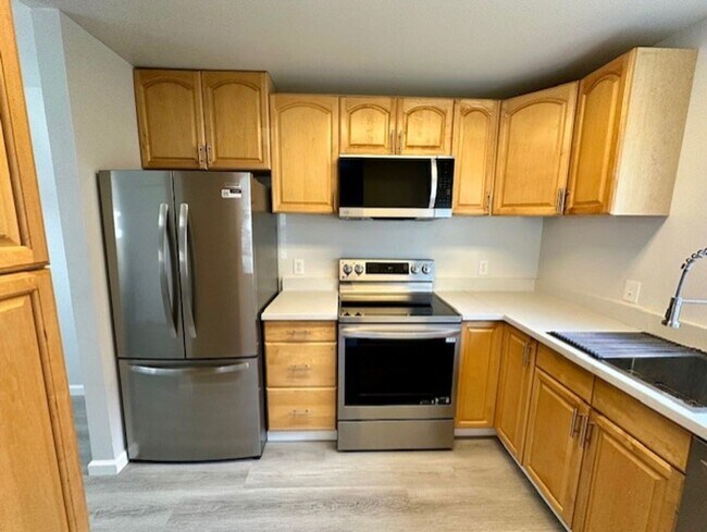 Building Photo - Just Renovated!! 2 bedroom townhome  with ...