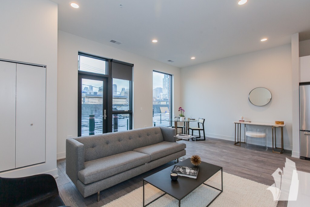 Building Photo - River North One Bed W/Terrace