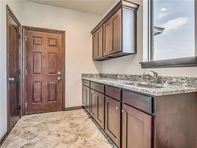 Foto del edificio - Fantastic 3/2 Gated Neighborhood Choctaw S...