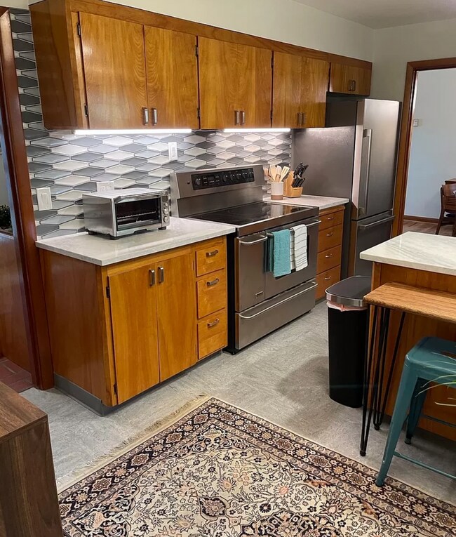 Building Photo - 2 Bedroom 1 Bath - Fully Furnished Home