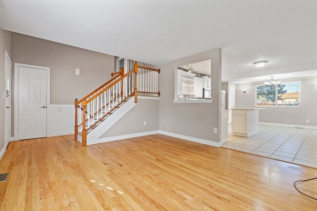 Foto del edificio - 3 Bed 2 Bath Home with HUGE Yard Available...