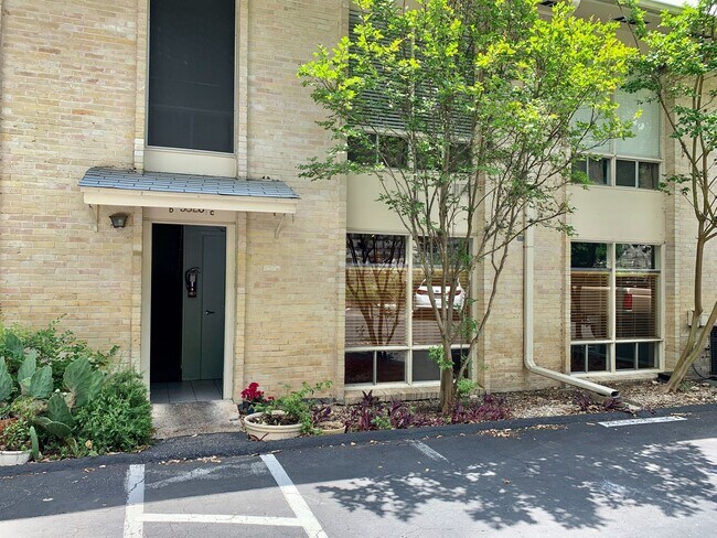 Foto del edificio - Spacious 2 Bedroom/ 2 Bathroom Condo in Un...