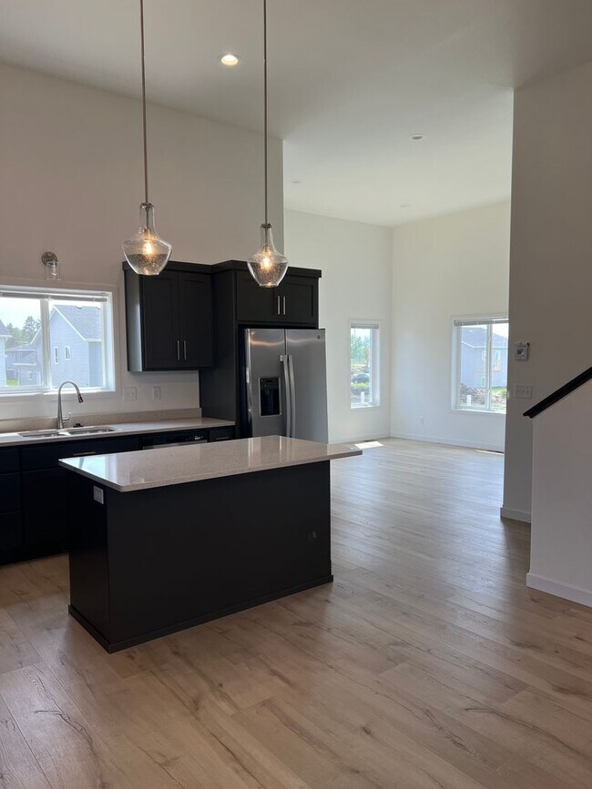 Building Photo - 4 Bed 2 Bath Single Family Home