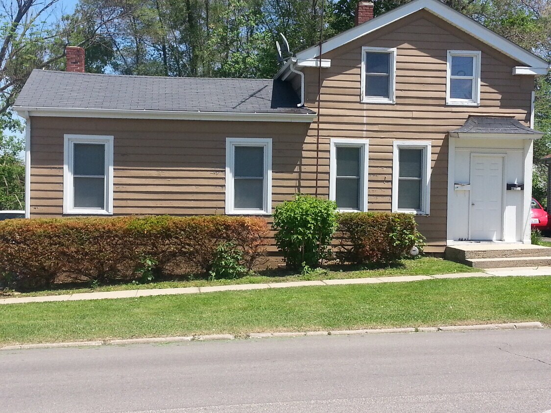 116 N Madison St Unit 1/2, Woodstock, IL 60098 Apartments in