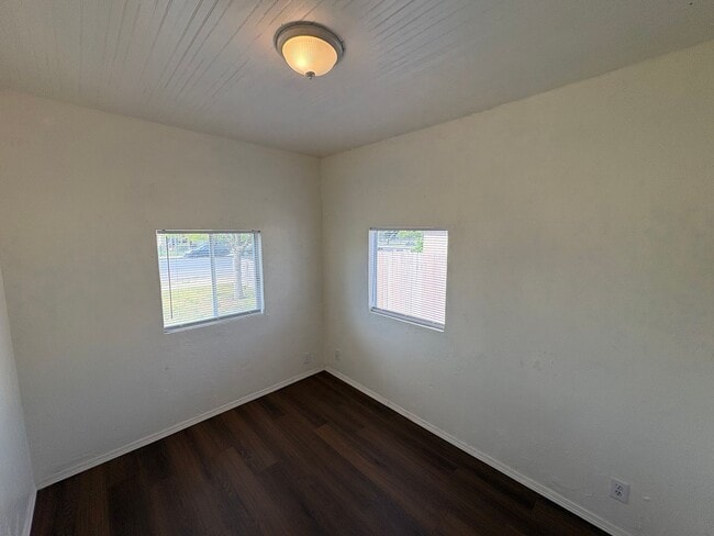 Building Photo - 4093