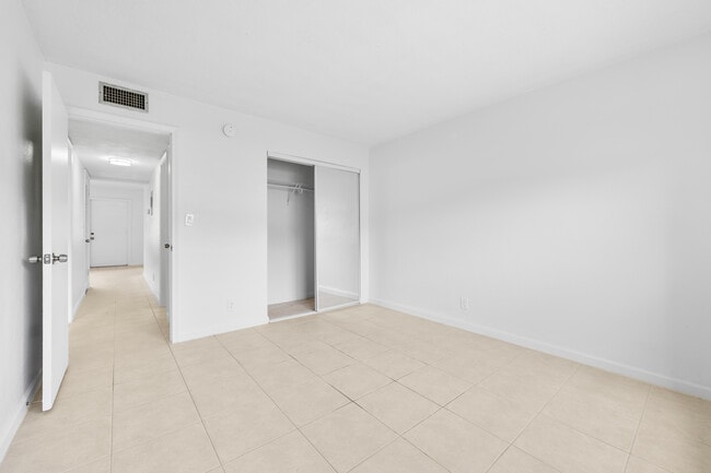 Building Photo - 4165 SW 67th Ave