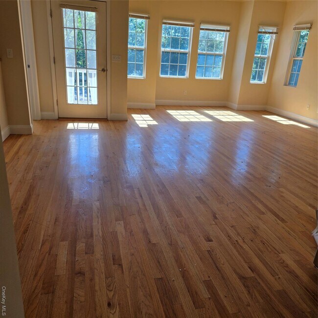 Foto del edificio - 3025 Sunrise Hwy