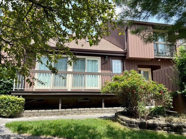 Building Photo - 4632 Bloomingdale Dr