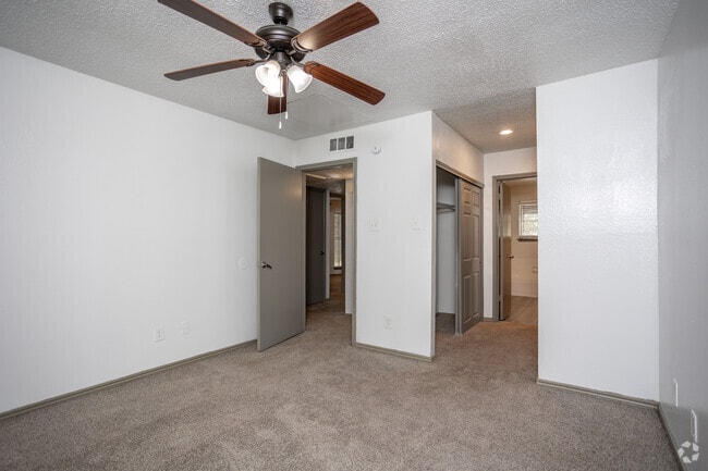 2 habitaciones, 2 baños - 1011 pies cuadrados - Dormitorio principal - Timbers Apartment Homes