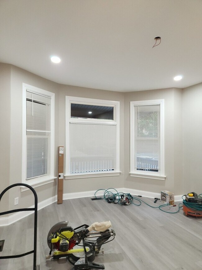 Building Photo - 4254 N Tripp Ave