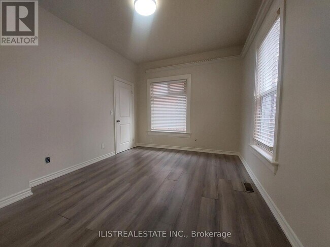 Building Photo - 222 Athol St E