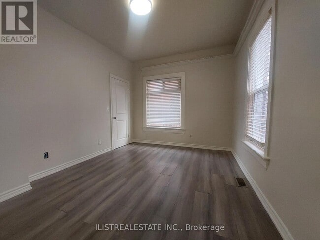 Building Photo - 222 Athol St E