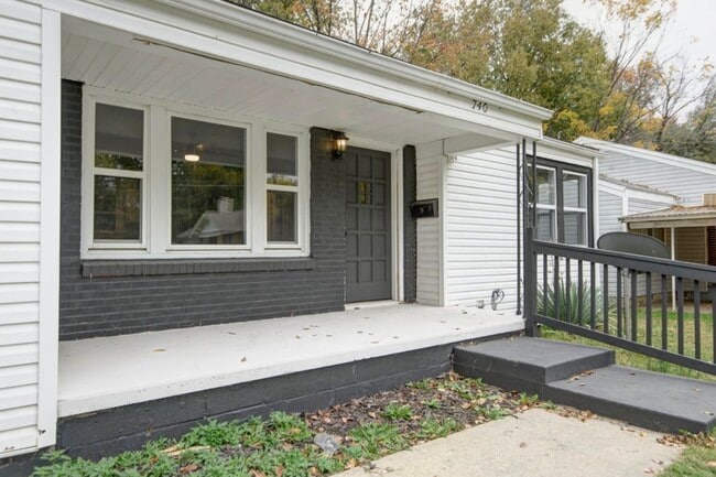 Building Photo - 740 S Warren Ave